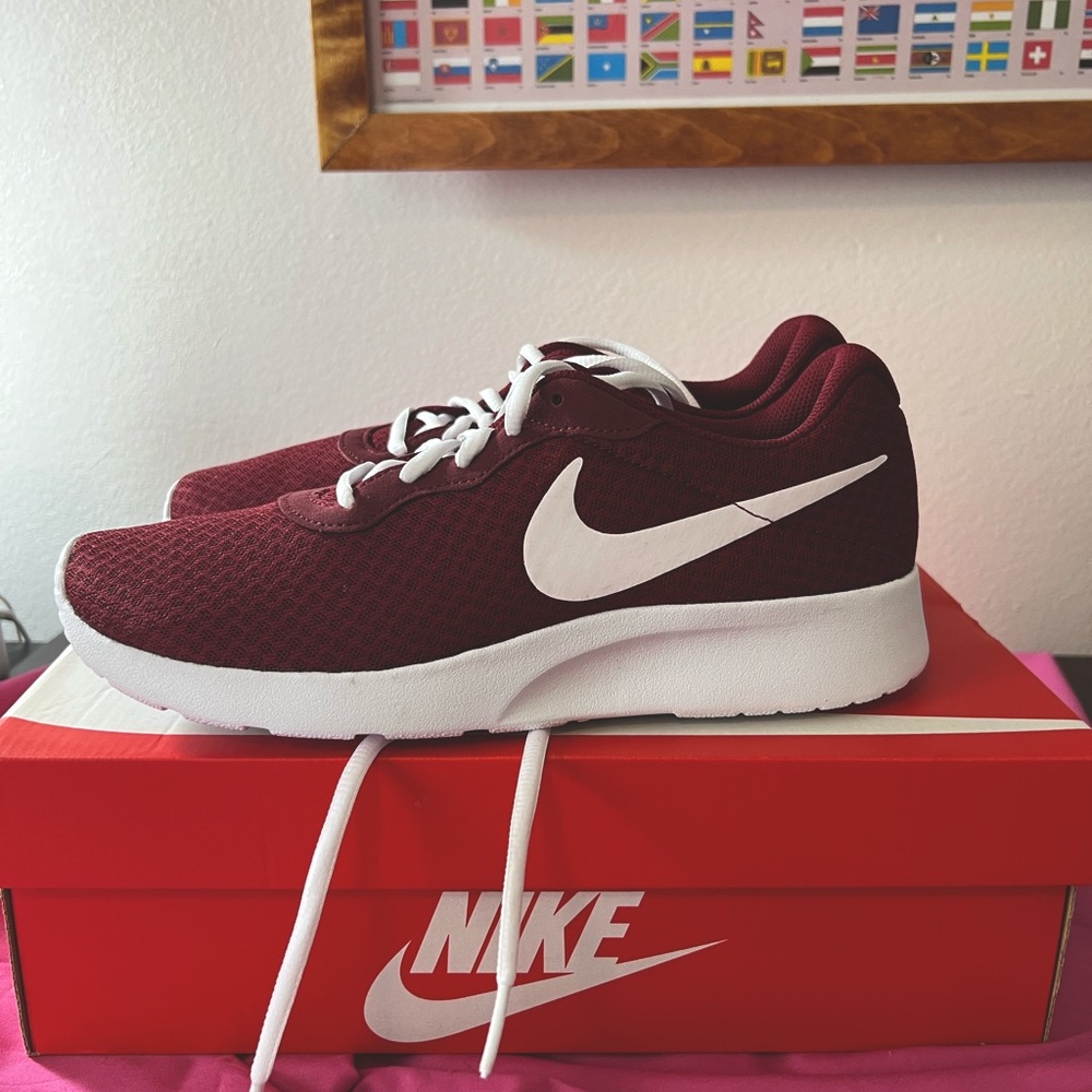 New in box ladies Nike Tanjun shoes.